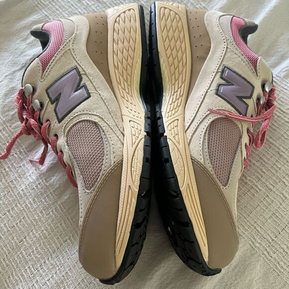 New Balance Beige and Pink Sneakers - Picture 8 of 9